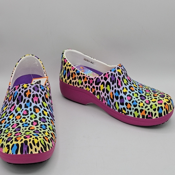 NEW Lisa Frank × CROCS nonmarking, slip resistant cheetah print  clogs size 7 - Picture 10 of 15